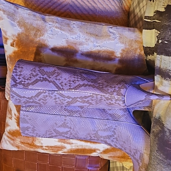 Lavender boots - Picture 2 of 4